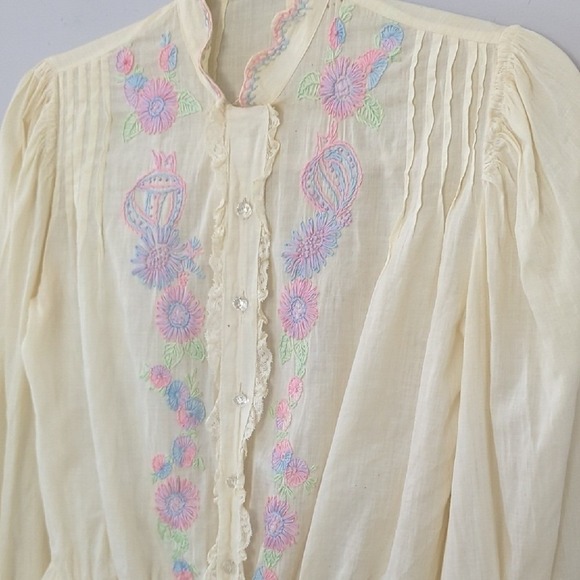 Vintage Blouse Top Embroidered Floral Button Up size Medium - Picture 2 of 9